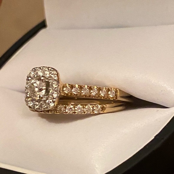 Beautiful engagement and wedding rings!!! 💎 - Picture 4 of 7